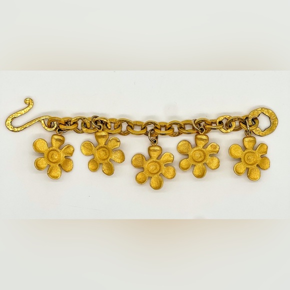 Vintage KARL LAGERFELD Gold Daisey Bracelet 6.25” - Picture 7 of 7